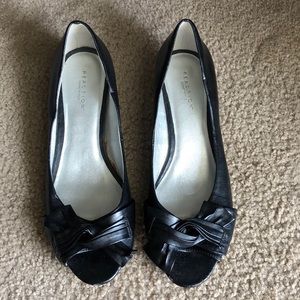 Woman’s Kenneth Cole Heals 11
